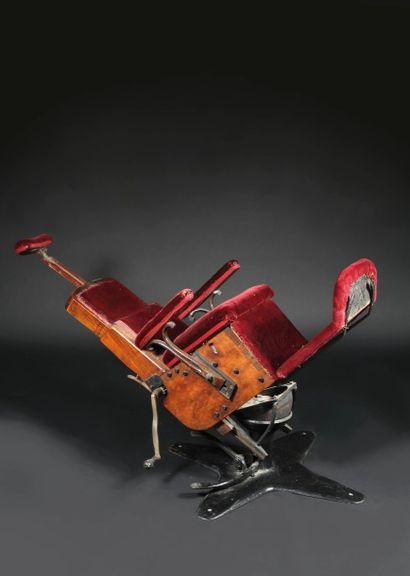 null FAUTEUIL DENTAIRE DE MORRISON
Bois, fonte, velours cramoisi.
1868.
Longueur...