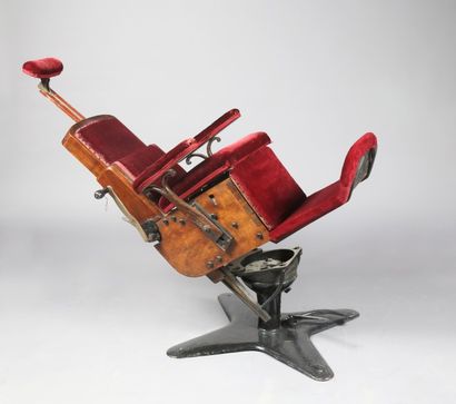 null FAUTEUIL DENTAIRE DE MORRISON
Bois, fonte, velours cramoisi.
1868.
Longueur...