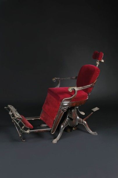 null FAUTEUIL DENTAIRE WILKERSON PAR SS WHITE
Fonte, velours bordeaux.
Circa 1882.
Longueur...