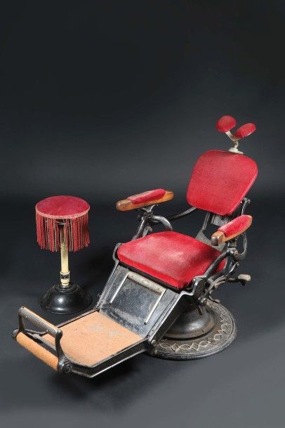 null FAUTEUIL DENTAIRE STYLE MODERNISTE.

Fonte, bois, velours rouge.

Circa 1900-1910.

Longueur...