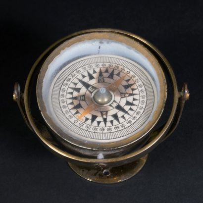 null COMPAS DE MARINE, XXe siècle.

Compas en métal doré, monté " à la cardan " sur...