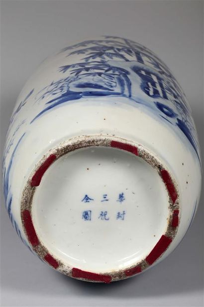 null CHINE - Début XXème siècle.
Vase de forme balustre à col évasé en porcelaine,...