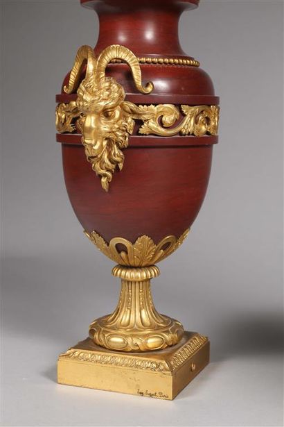 null Paire de vases formant candélabres en marbre rouge et bronze doré. De forme...
