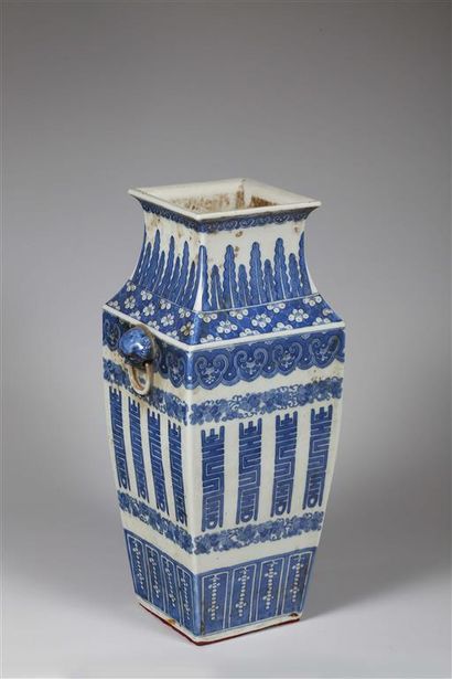 CHINE - Début XXème siècle.
Vase de forme...