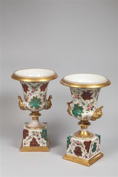 null PARIS.
Paire de vases Médicis en porcelaine à décor polychrome et or dans des...