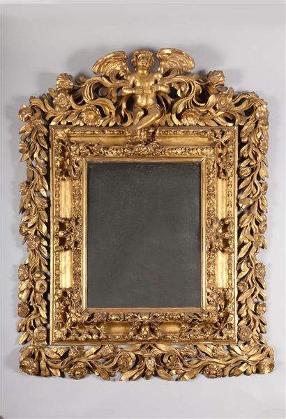 null Important miroir rectangulaire en bois sculpté et doré, l'encadrement à décor...