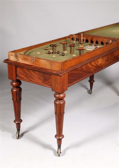 Une table à jeu de croquet, plateau en bois...