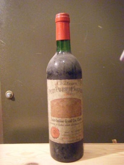  3 bouteilles : 2 bts Petit Faurie de Soutard 1975, étiquettes tachées 
1 bt Château...