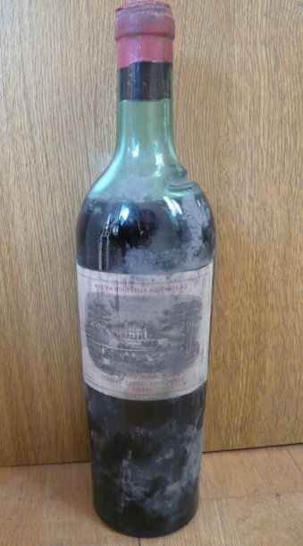  1 bouteille Château Lafite Rothschild 1940, niveau mi-basse épaule, étiquette empoussiérée,...