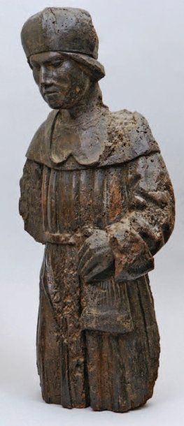 null Sculpture en bois représentant un pèlerin tenant une aumônière. Fin XVIe siècle....