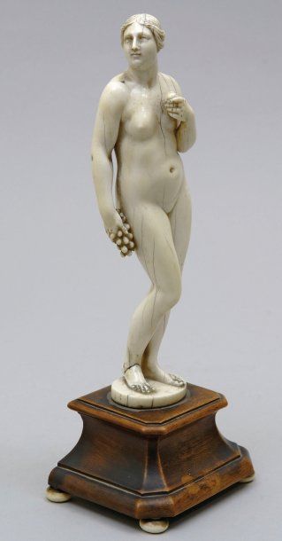 Sculpture en ivoire représentant Eve (?)...