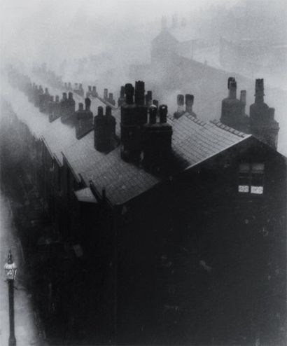 Bill Brandt (1904-1983) Misty evening in Sheffield, c. 1935. Tirage argentique postérieur,...