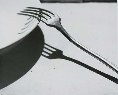 André Kertész (1894-1985) La fourchette. Paris, 1928. Tirage argentique postérieur...