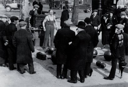 Willy Ronis (1910-2009) Un haltérophile près du pont d'Austerlitz. Paris, 1937. Tirage...