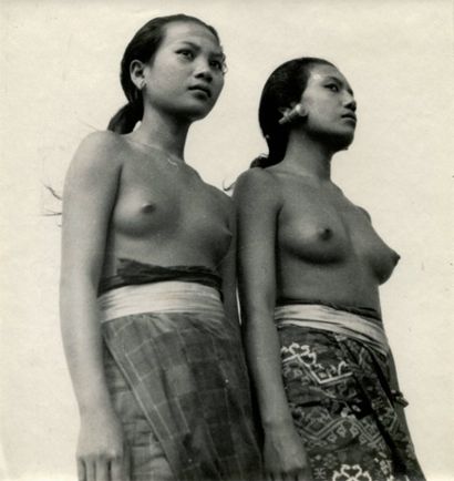 Bali, c. 1940 Portraits de balinaises. Neuf tirages argentiques d'époque par Serge...