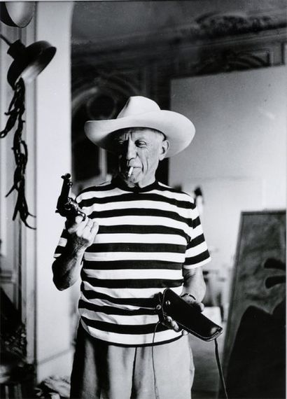 André Villers (né en 1930) Pablo Picasso avec le revolver et le chapeau offerts par...