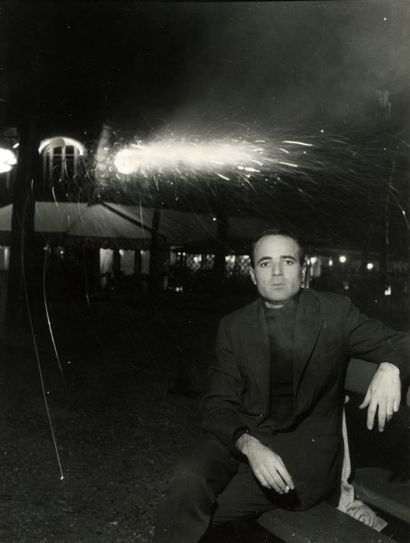 Martha Rocher Takis devant une sculpture de feu d'artifice, 1957. Tirage argentique...
