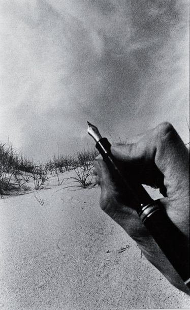 Ralph Gibson (né en 1939) Hand Writing, 1970. Tirage argentique d'époque, signé,...