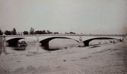 Auguste-Hippolyte Collard (1812-1895) Pont de l'Alma, c. 1865. Tirage albuminé, monté...