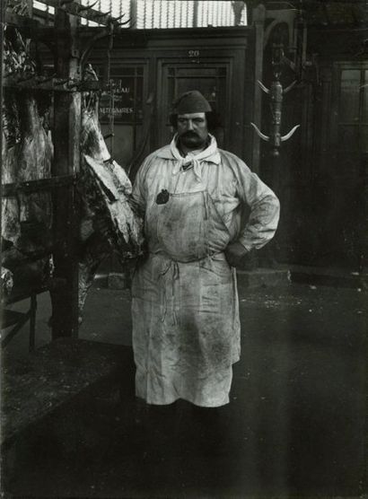 Paul Géniaux (1873-?) Le boucher, c. 1900. Tirage au charbon d'époque. Tampon Copyright...