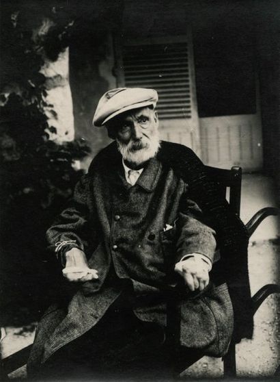 Auguste Renoirdans sa maison de Cagnes-sur-Mer,...