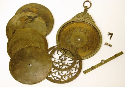 null ASTROLABE DÉCORATIF. Maghreb, début XXe siècle, laiton, diamètre : 16 cm. L'instrument...