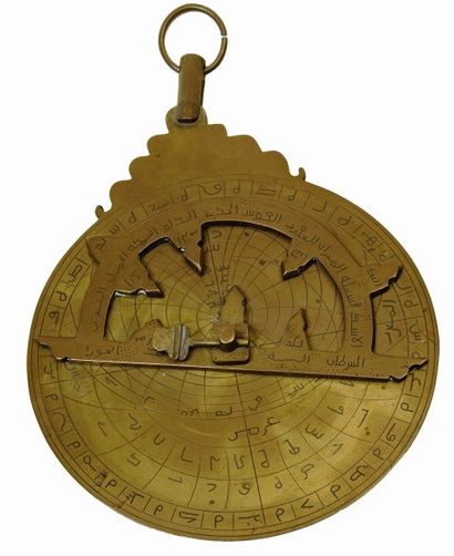 null ASTROLABE DÉCORATIF. Maghreb, début du XXe siècle, laiton, diamètre : 18 cm....