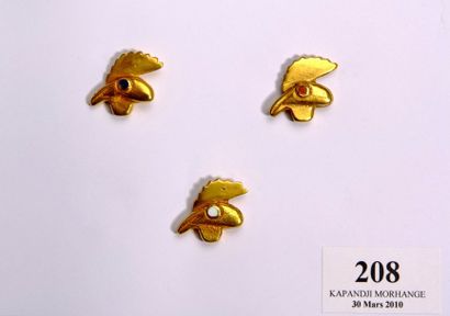 LINE VAUTRIN 3 Boutons Coqs patriotiques en bronze doré, L. 27 mm H. 15 mm.