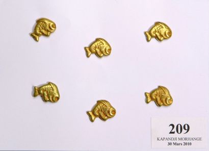LINE VAUTRIN 6 Boutons poissons en bronze doré L. 19 mm.