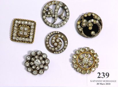 null 6 Boutons en métal et strass. XIXe et XXe sc. D. 25 à 38 mm.