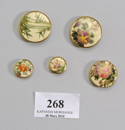 null 5 Boutons Satsuma en porcelaine. (D. 14, 17, 24, 29, 31 mm).