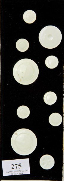 Série de 10 boutons en porcelaine blanche...