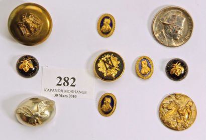 null Série de 8 boutons emblèmes napoléoniens. On joint : 2 bou­tons en métal à décor...