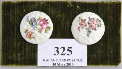 null Série de 2 boutons en porcelaine tendre de Mennecy (France). XVIIIe. (D. 25...