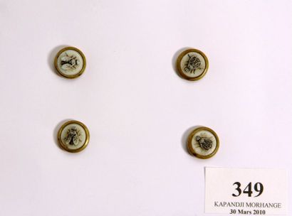 4 Boutons à décor de mouches, D. 13 mm.