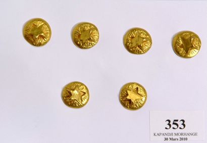 LINE VAUTRIN. 6 Boutons en bronze doré à décor d'étoile de mer, D. 19 mm.