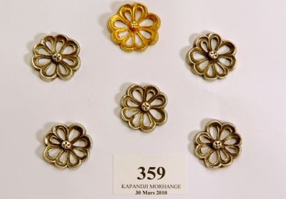 LINE VAUTRIN. 6 Boutons fleurs ajourées : 1 en bronze doré et les 5 autres en métal...