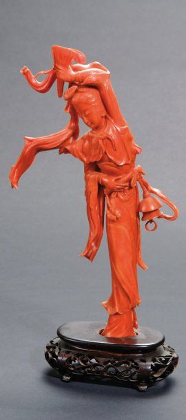 null PIERRES DURES Statuette en corail rouge de jeune femme debout tenant un éventail...