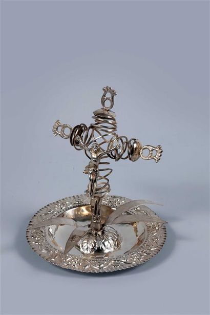 null Coupe circulaire en argent * soutenant en son centre un crucifix.
Probable travail...