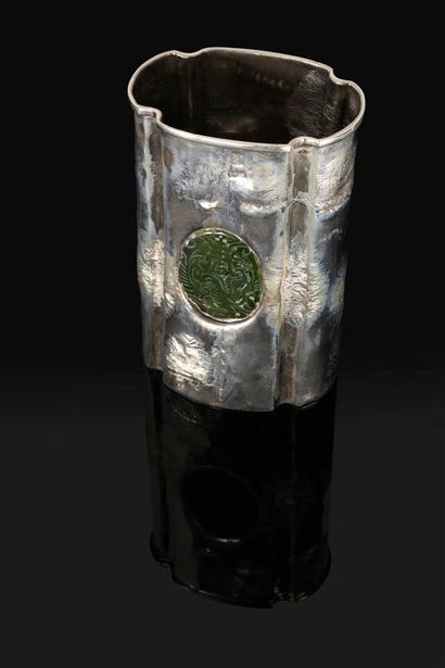 null FERREIRA.
Vase quadrilobé en argent froissé (835 millièmes), serti d'une plaque...
