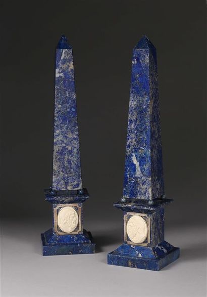 null FERREIRA.
Paire d'obélisques en lapis-lazuli et marbre blanc, argent (833 millièmes)...