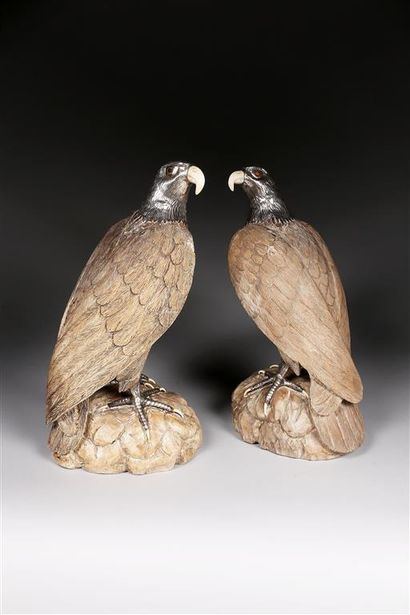 null FERREIRA.
Exceptionnelle paire d'aigles en bois sculpté, les serres et la tête...