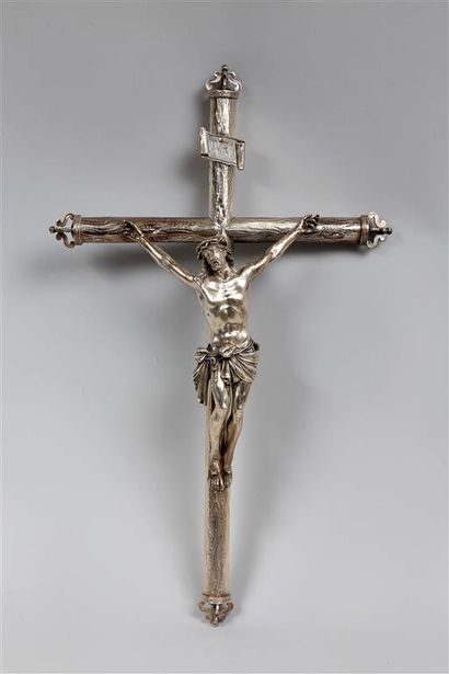  Crucifix en argent *, le Christ la bouche entrouverte, la cordelette du perizonium...