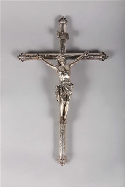 Crucifix en argent *, le Christ la bouche...