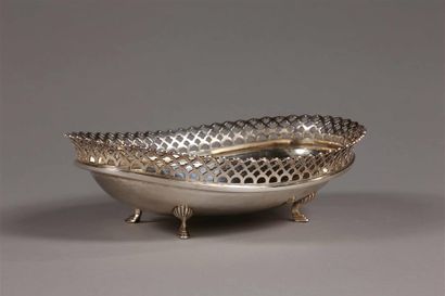 null Coupe creuse ovale en argent martelé (916 millièmes), galerie ajourée. Piétement...