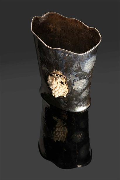 FERREIRA. Vase en argent froissé (835 millièmes),...