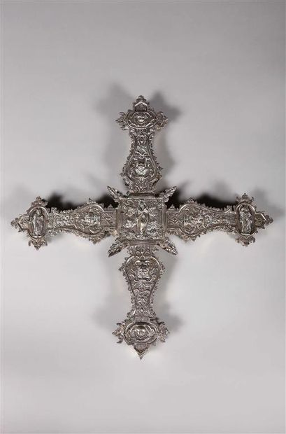  Double croix en bronze argenté à décor ciselé au verso de Jérusalem (?) et de têtes...