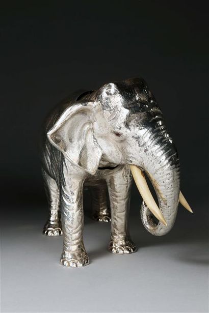 null FERREIRA.
Éléphant marchant en argent (833 millièmes), la tête articulée, les...