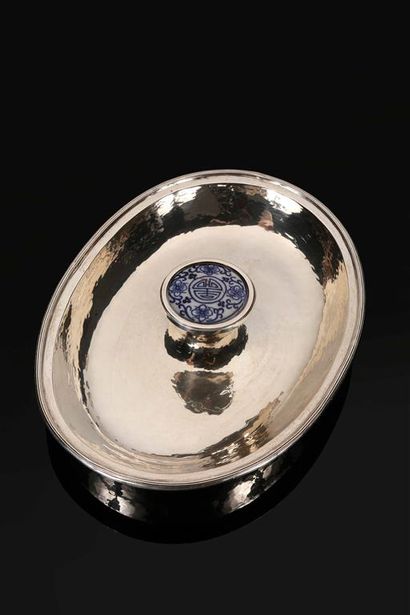 null FERREIRA.
Coupe ovale en argent (835 millièmes), au centre un médaillon en porcelaine...