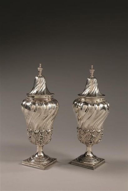 null Paire de vases couverts de forme balustre en argent * à décor gravé de feuilles...